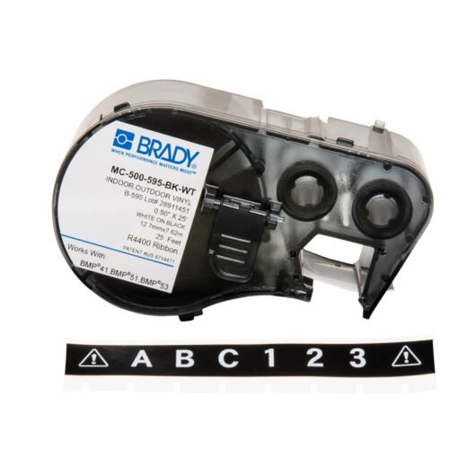 CINTA PARA ETIQUETA EN VYNIL BLANCO SOBRE NEGRO, PARA IMPRESORAS BMP41/BMP51/BMP53. MARCA BRADY – MC-500-595-BK-WT